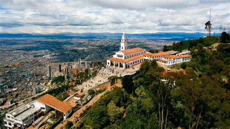 Cerro de Monserrate – Một Địa Điểm Thánh Thiêng Và Cảnh Quan ngoạn mục ở Bogotá!