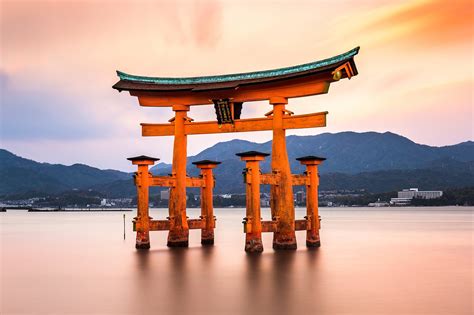 Miyajima Itsukushima Shrine – Lạc vào Thế Giới Thần Thoại trên Biển!