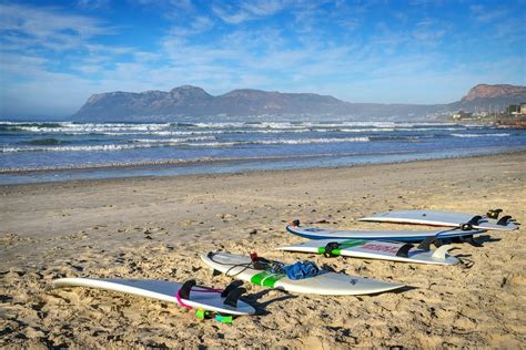 Muizenberg Beach: Nơi Thắp Sáng Lòng Yêu Đam Mê Bóng Trượt Và Khung Cảnh Biển Tuyệt Vời!